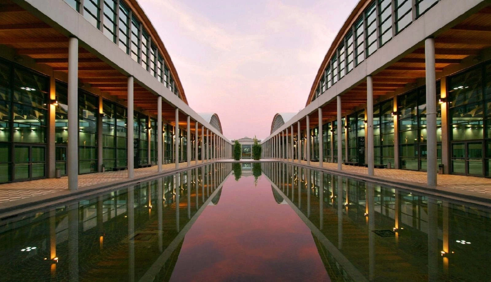 Rimini Fiera — il viale d'ingresso con i padiglioni a volta e la vasca d'acqua