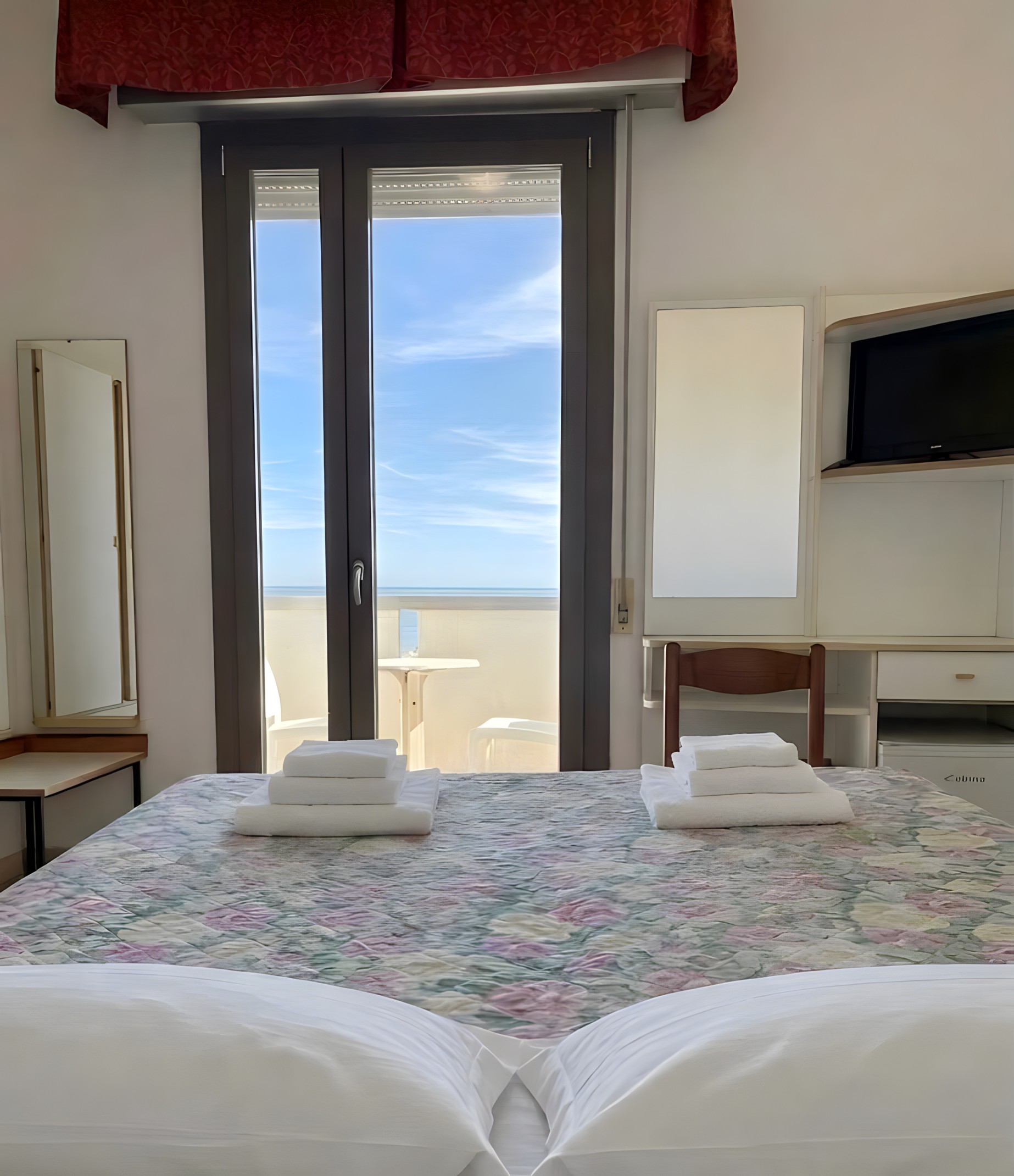 Camera tripla dell'Hotel Columbia — letto matrimoniale e letto singolo, finestra panoramica sul mare di Rimini