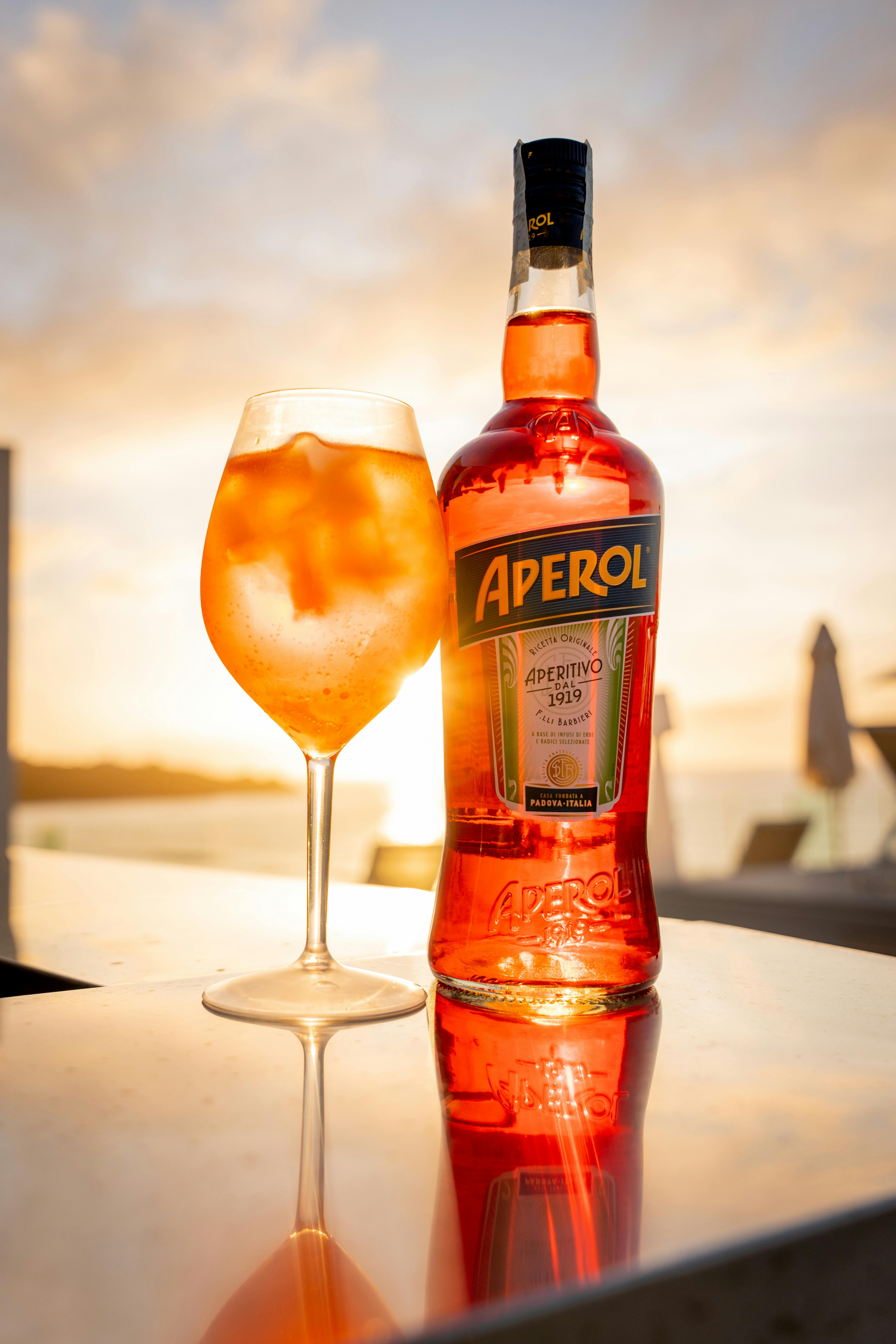 Spritz Aperol e bottiglia al tramonto sul bancone del bar dell'Hotel Columbia