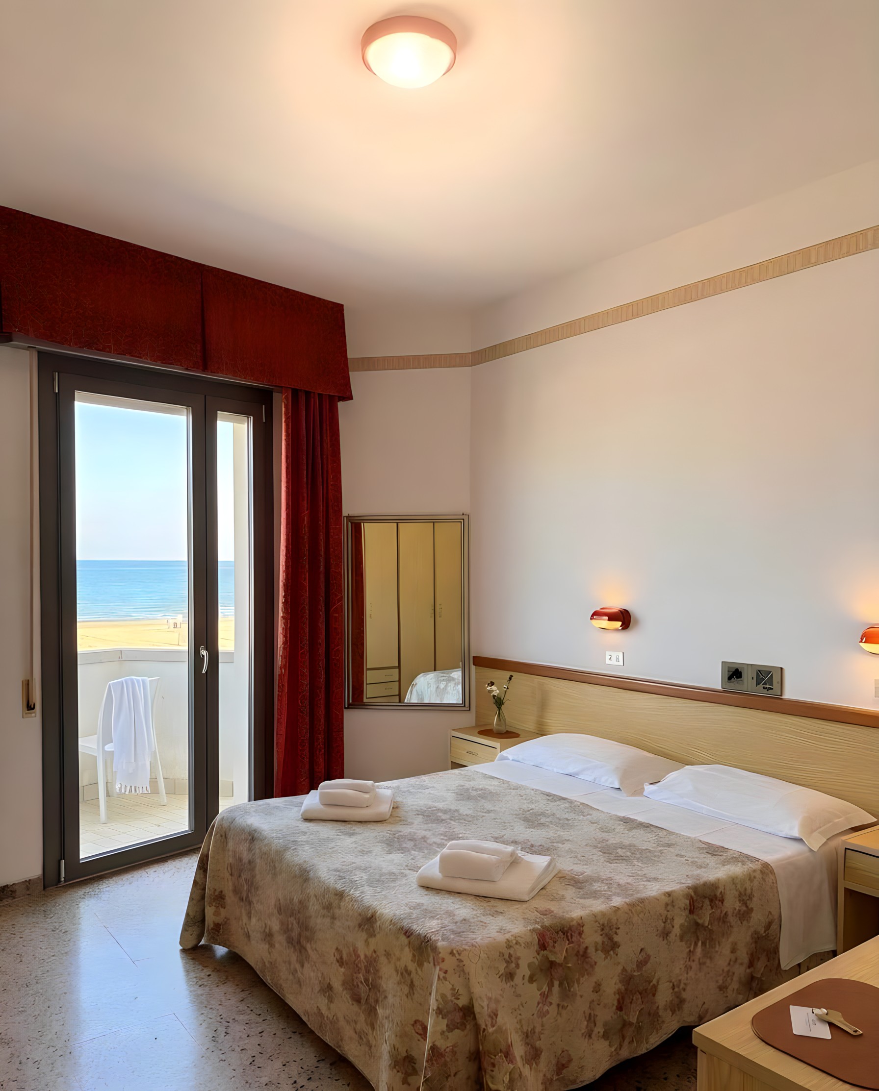 Camera dell'Hotel Columbia con balcone affacciato sulla spiaggia e sul mare Adriatico