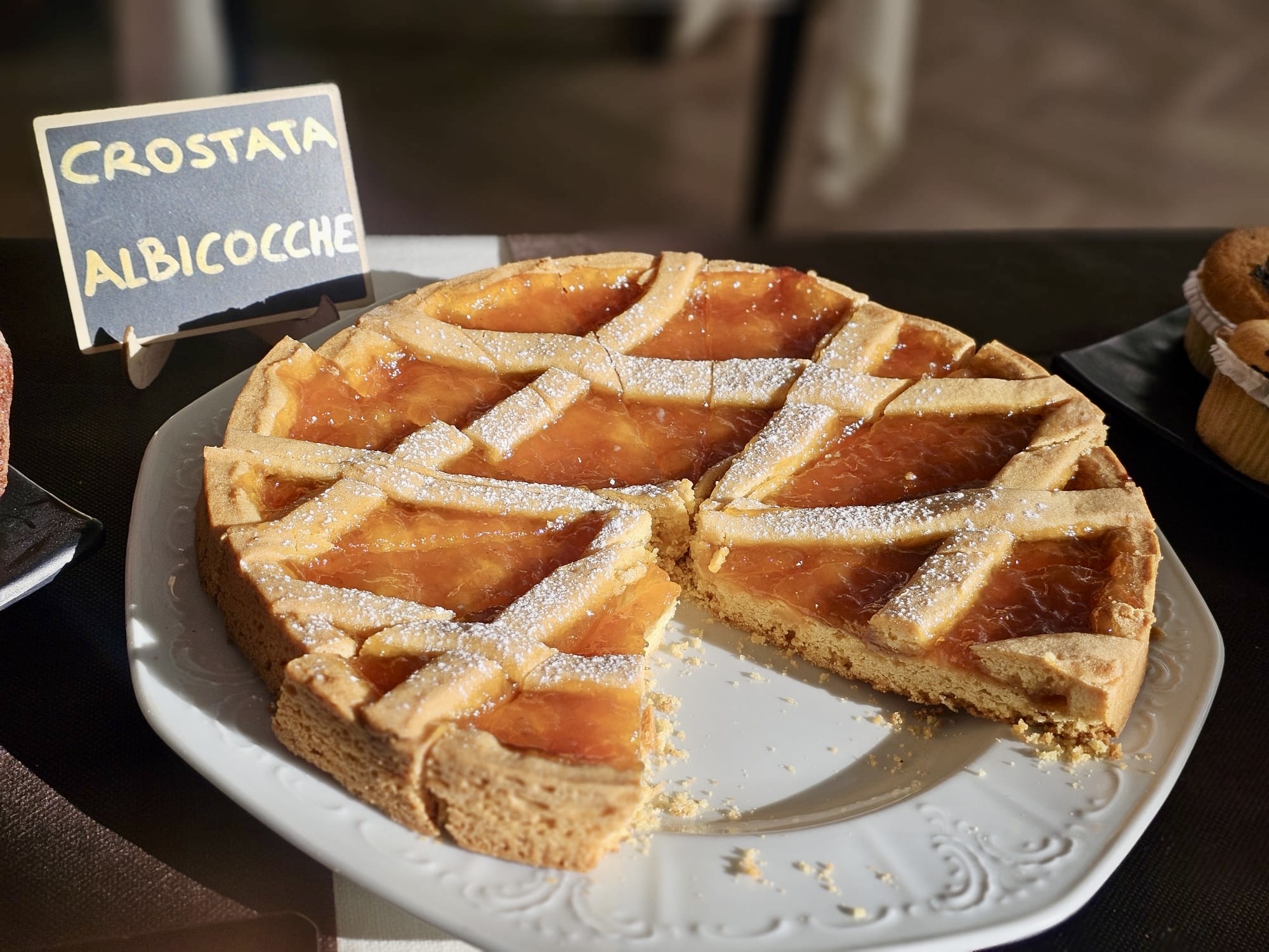 Crostata di albicocche fatta in casa, in mostra al buffet della colazione
