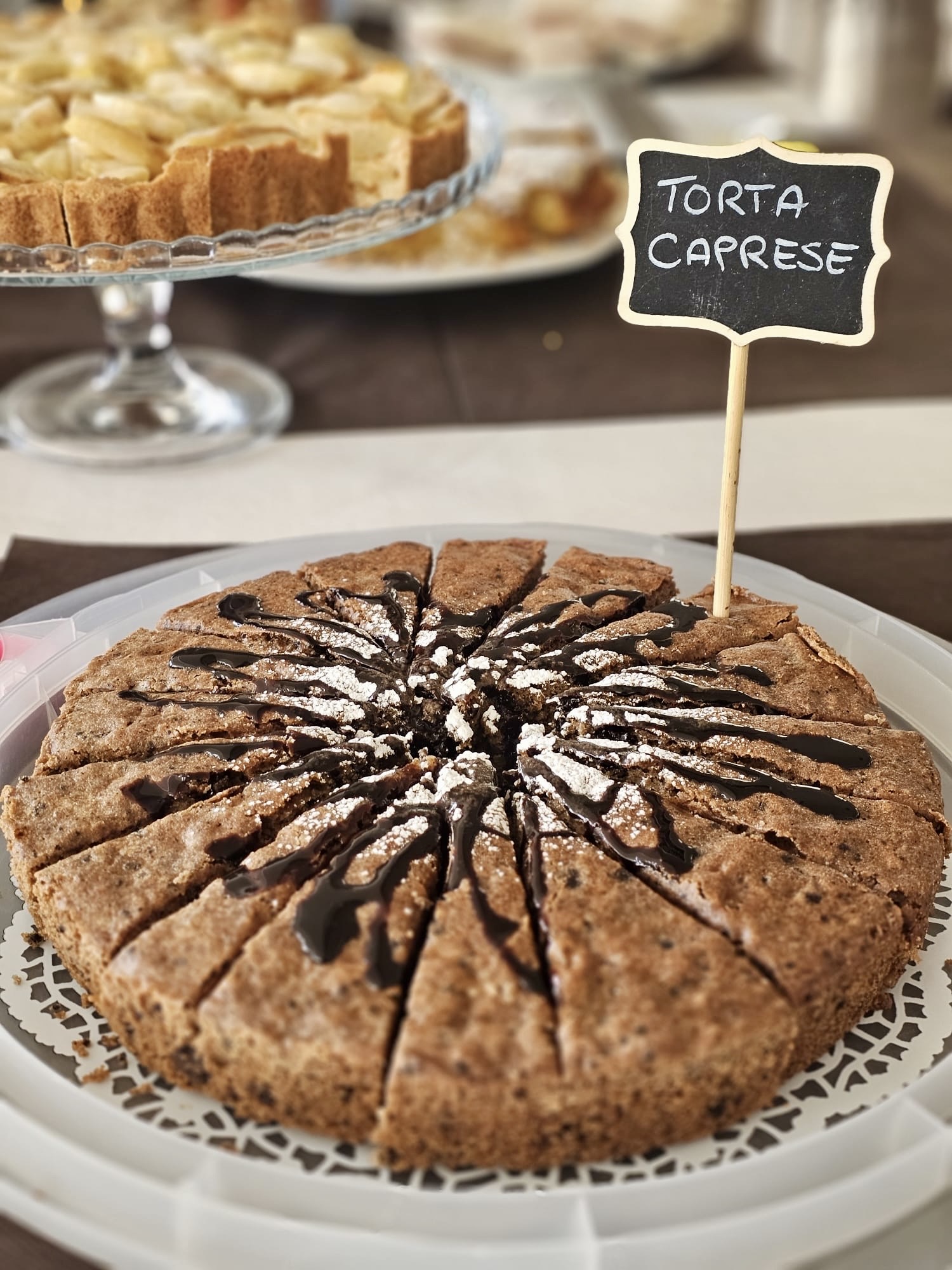 Torta caprese al cioccolato con glassa, servita al buffet della colazione dell'Hotel Columbia