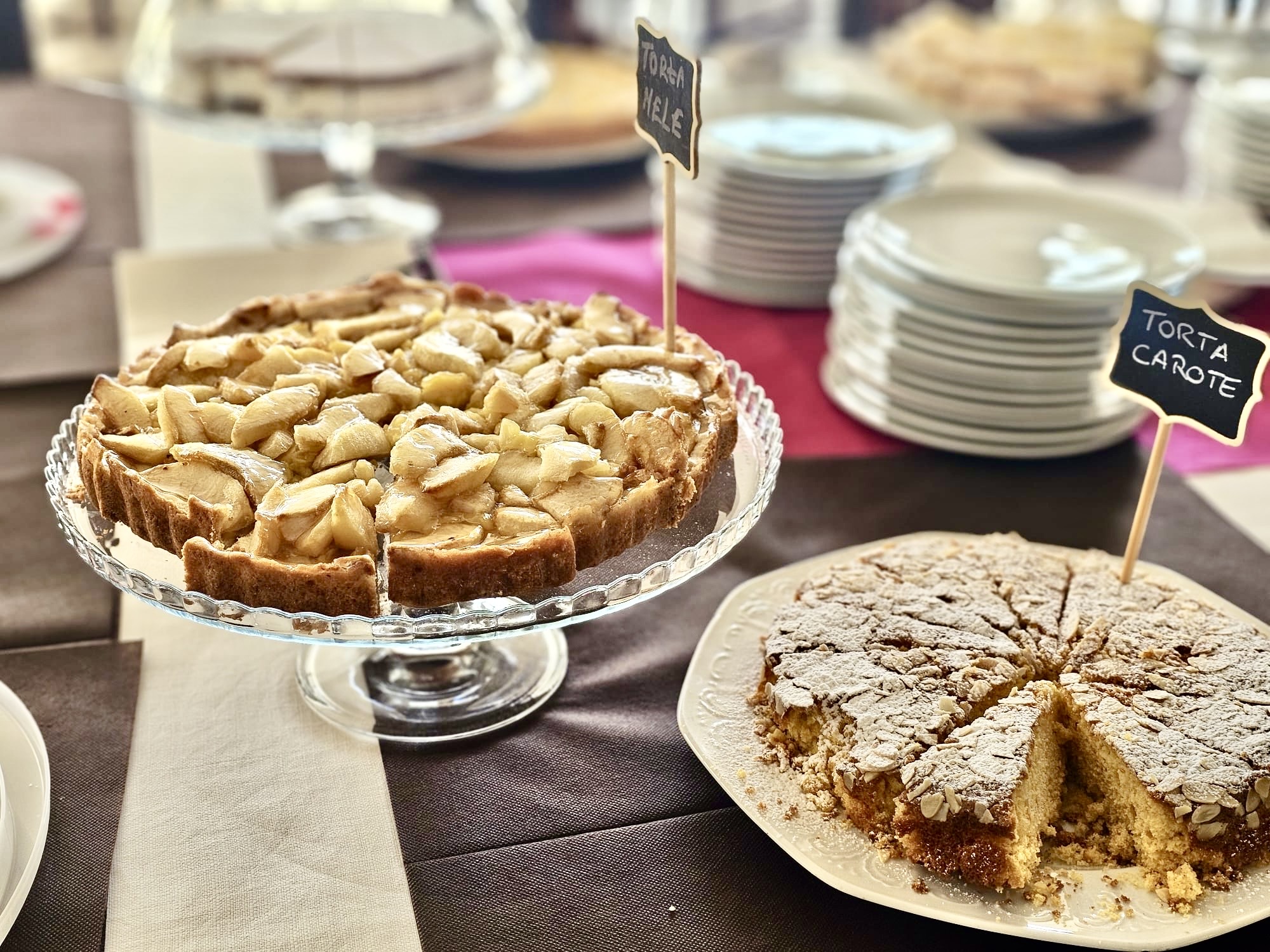 Torta di mele e torta di carote fatte in casa al buffet della colazione