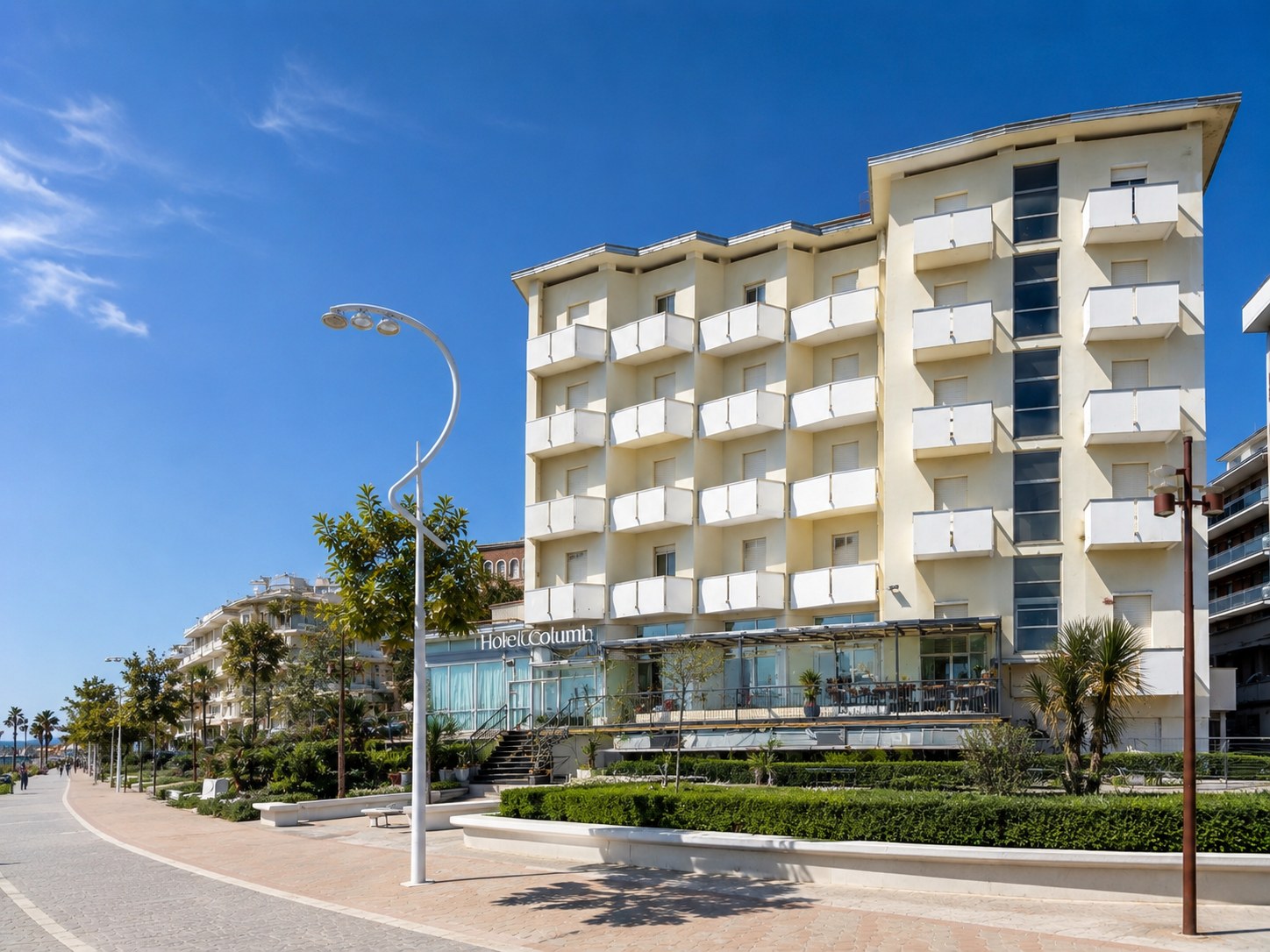 L'Hotel Columbia sul lungomare di Rimini Marina Centro — facciata bianca con balconi affacciati sul Viale Regina Elena
